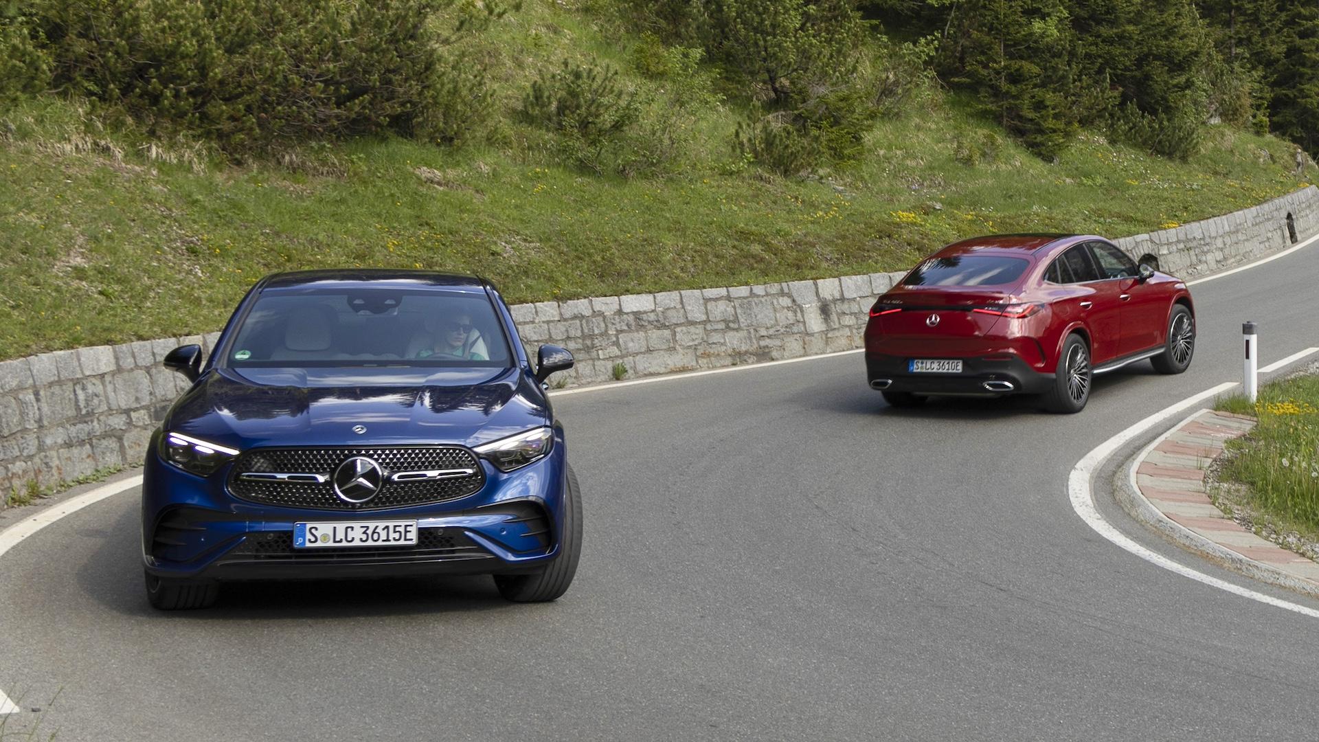 Mercedes GLC Coupe blauw voorkant Rood achterkant bergweg bocht