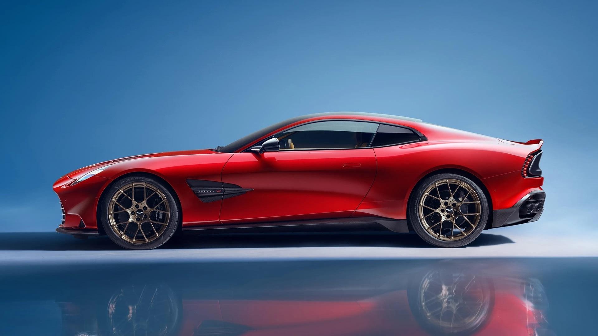 Aston Martin Vanquish (2024) rood zijkant