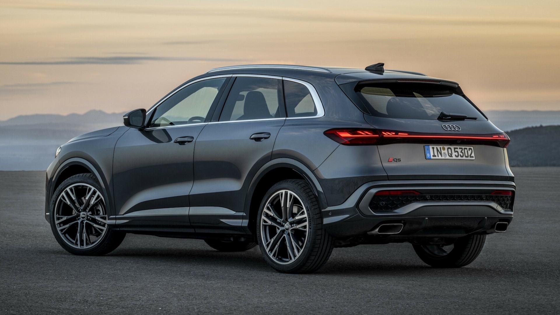 nieuwe Audi Q5 (2025) grijs schuin zijkant linksachter woestijn