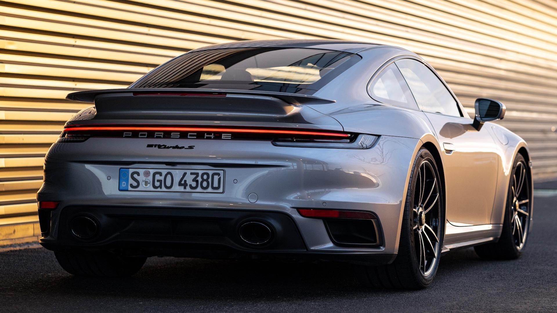 Porsche 911 Turbo S 992 zilvergrijs zijkant achter