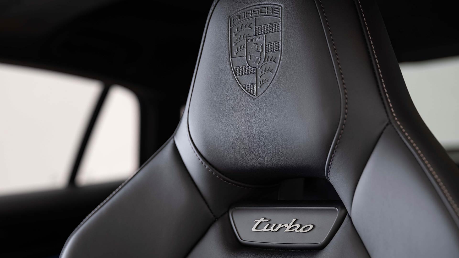 Porsche Panamera Turbo E-Hybrid 2024 review interieur detail hoofdsteun logo badge