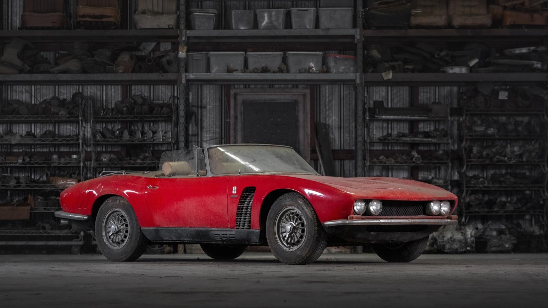 Rudi Klein Collection Iso Griffe Roadster by Bertone rood zijkant voor