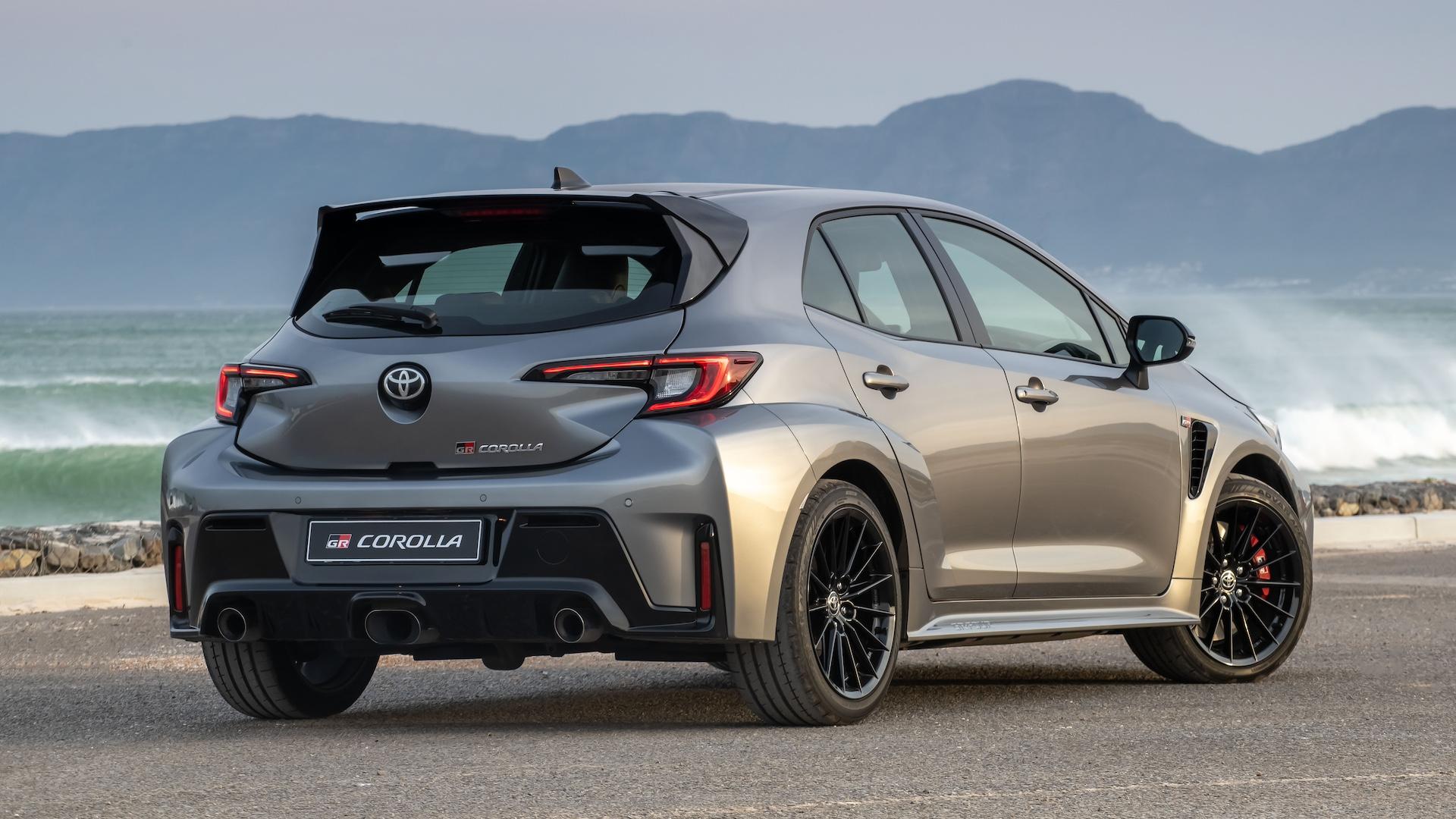 Toyota GR Corolla Core (2024) grijs zijkant rechts achter