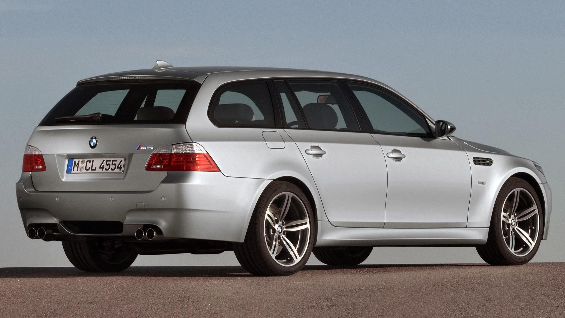 BMW M5 Touring (E61) grijs zijkant achter rechts