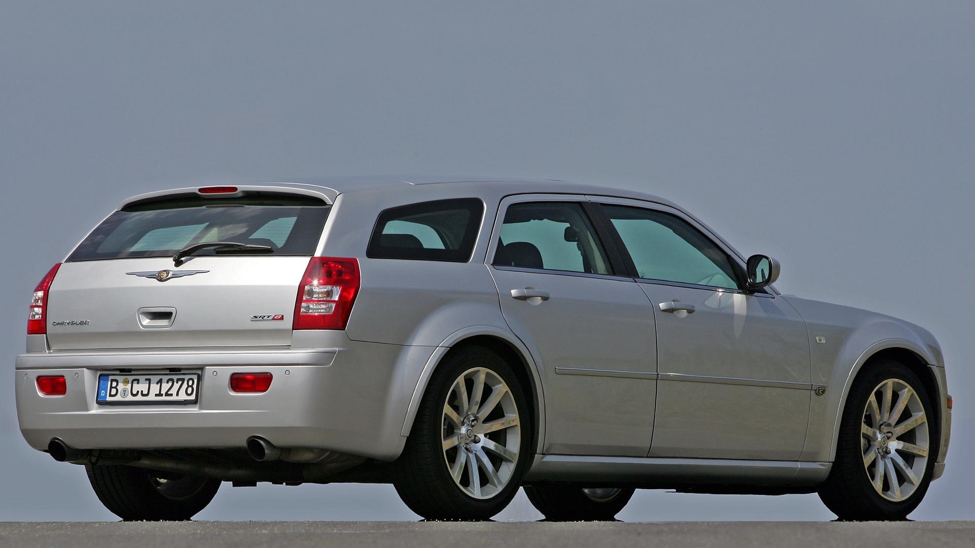 Chrysler 300C SRT-8 Touring (LX) grijs zijkant achter rechts