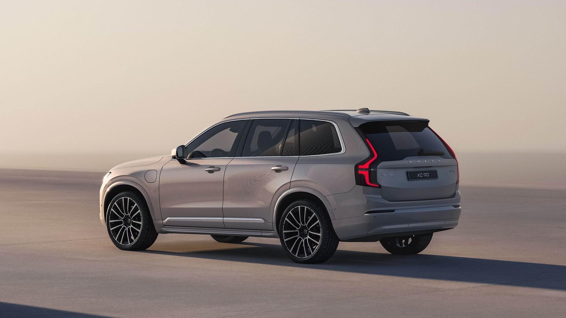 Volvo XC90 tweede facelift (2024) beige links zijkant achter