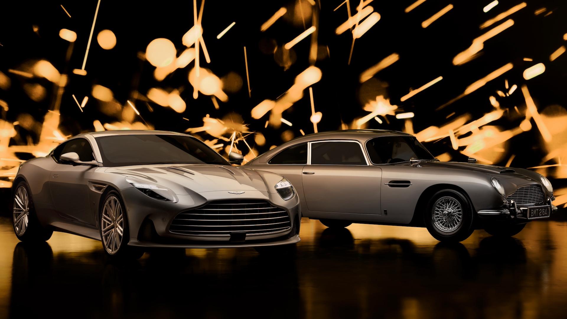 Aston Martin DB12 Goldfinger Edition (2024) zilver naast DB5