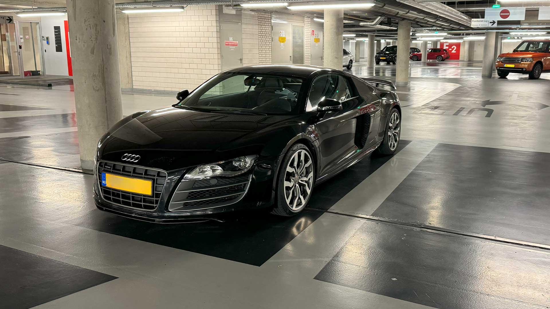 Audi R8 in parkeergarage in Amsterdam (geen ziekenhuis)