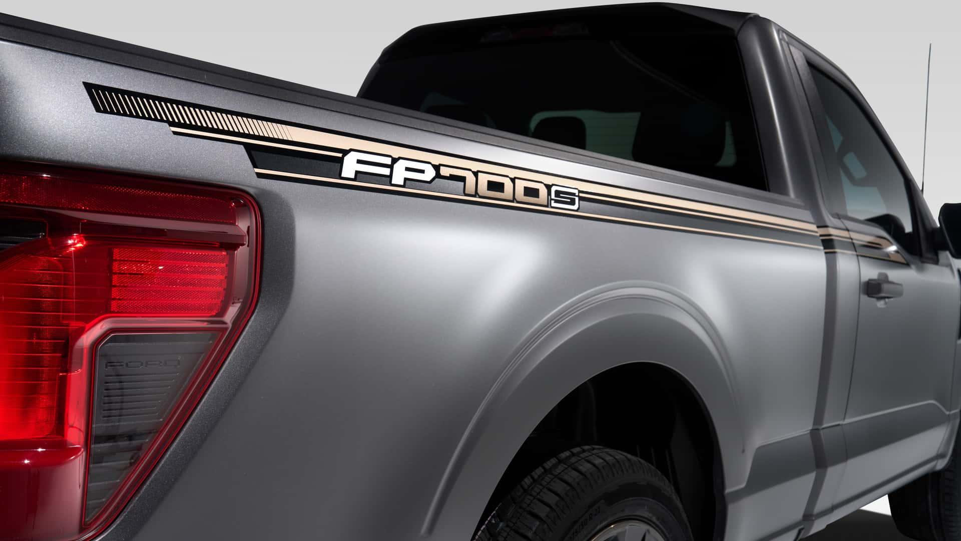 Ford F-150 XL FP700S 2024 grijs badge achterzijde