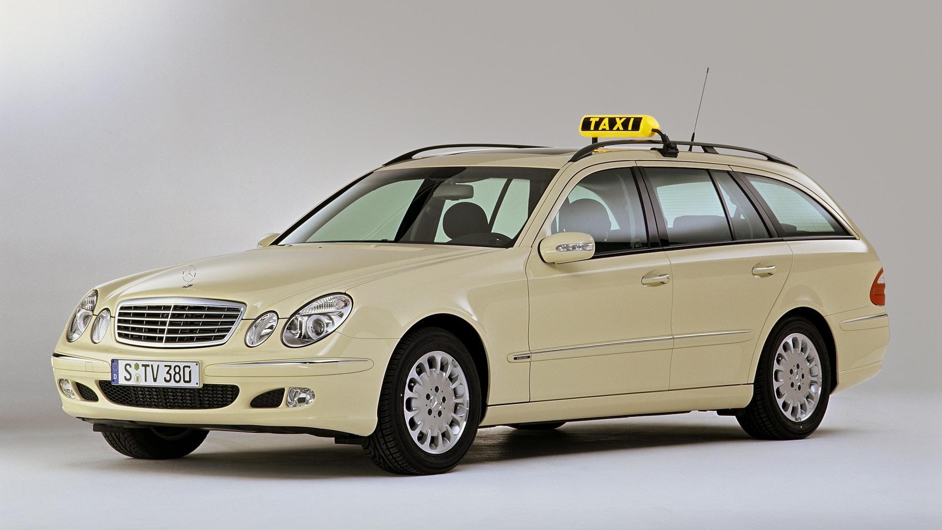 Mercedes E220 CDI T-Modell taxi wit zijkant voor schuin