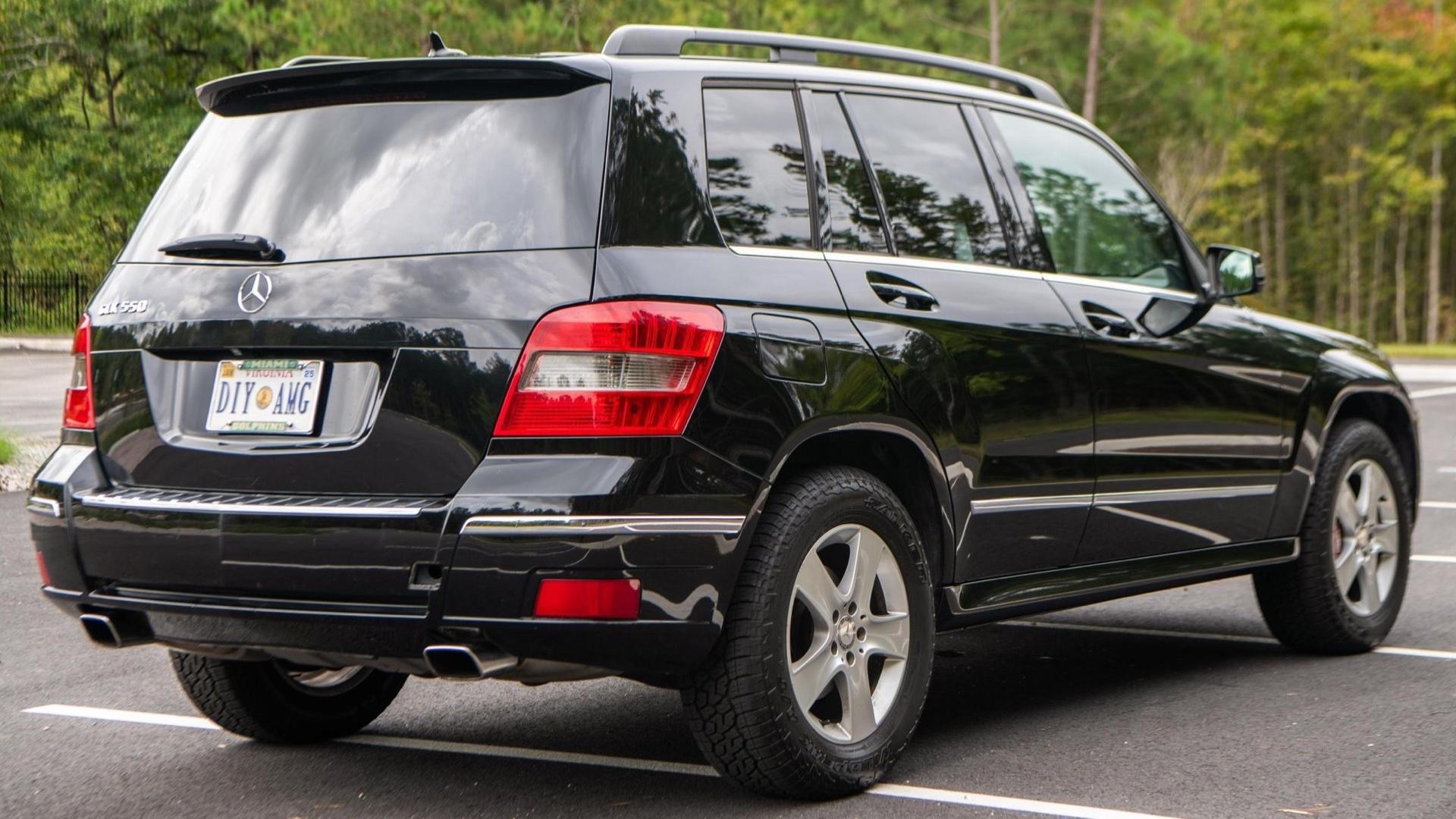 Mercedes GLK 550 sleeper zwart zijkant achter schuin