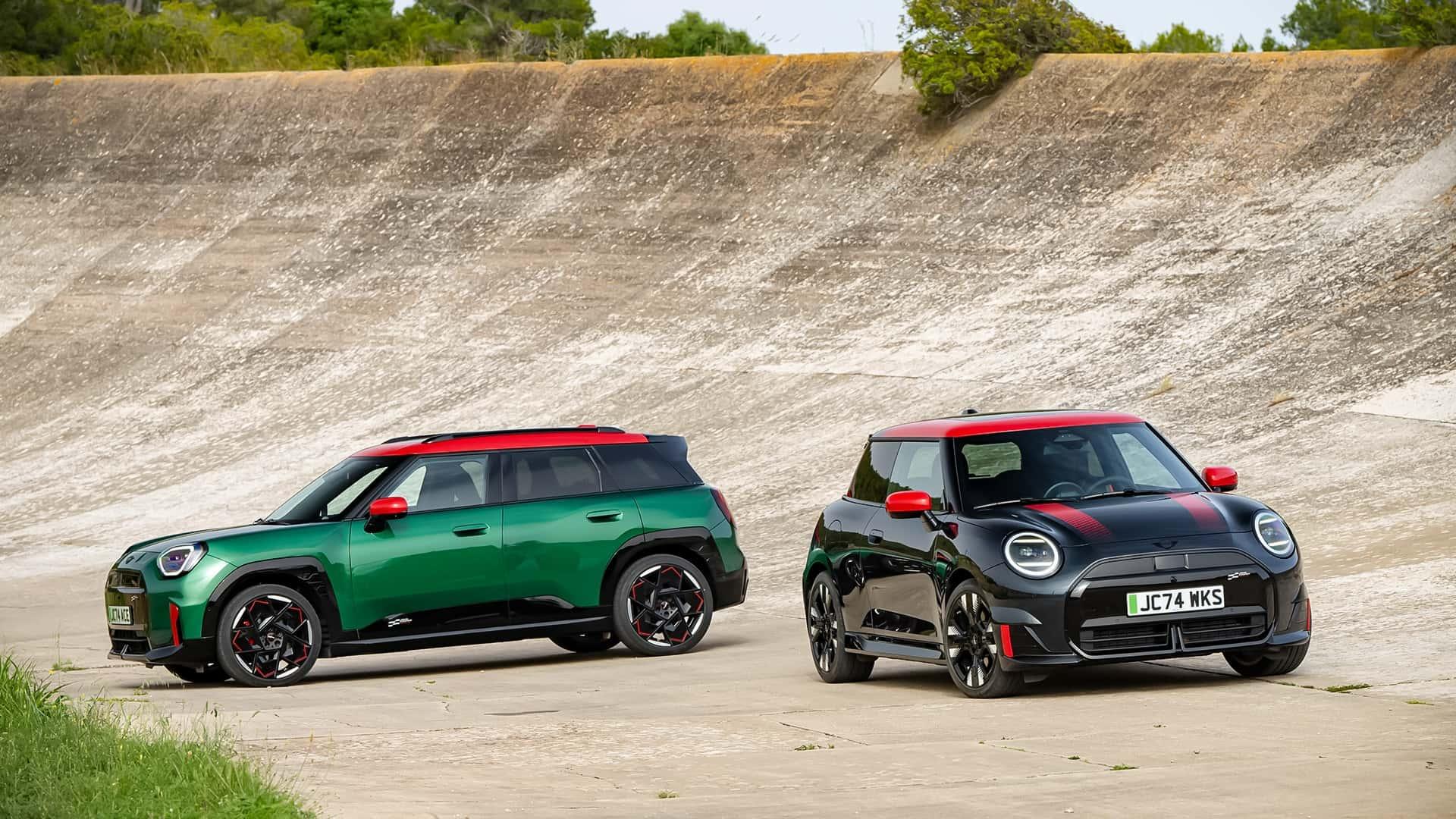 Mini Aceman JCW (J05) groen zijkant links en Mini JCW Electric zwart voorzijde brooklands