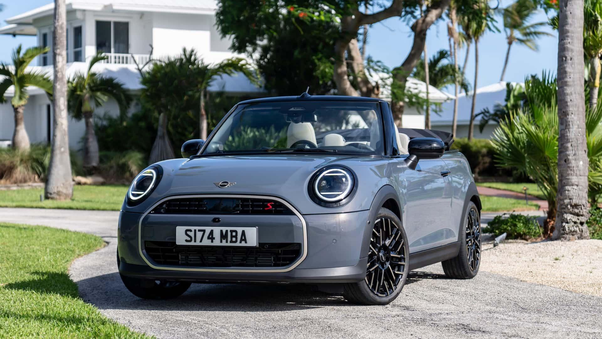 Mini Cooper Cabrio (F67) blauw (2024) zijkant links voor schuin