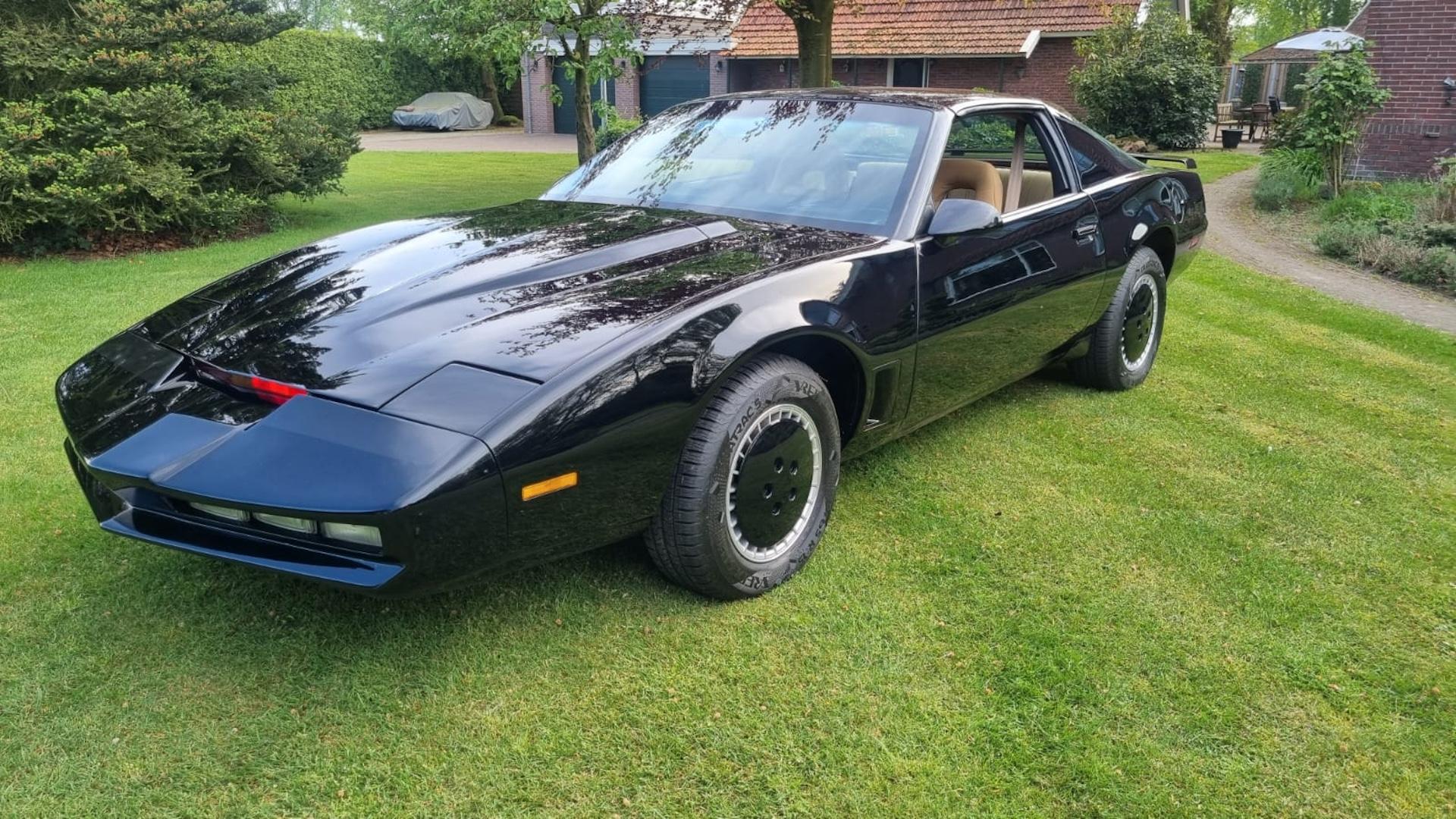 Pontiac Firebird Trans Am Knight Rider replica hoog budget zwart voorkant schuin links gras