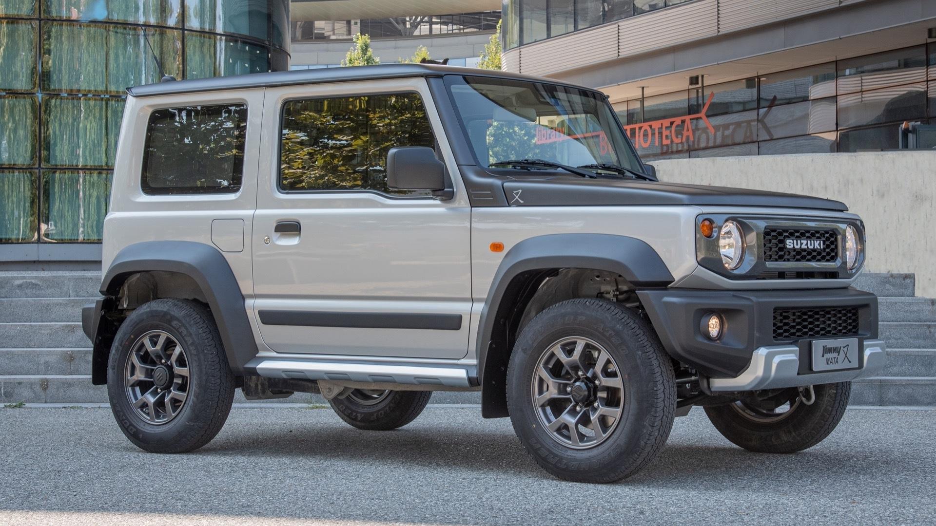 Suzuki Jimny Mata (2024) grijs zijkant rechts voor schuin