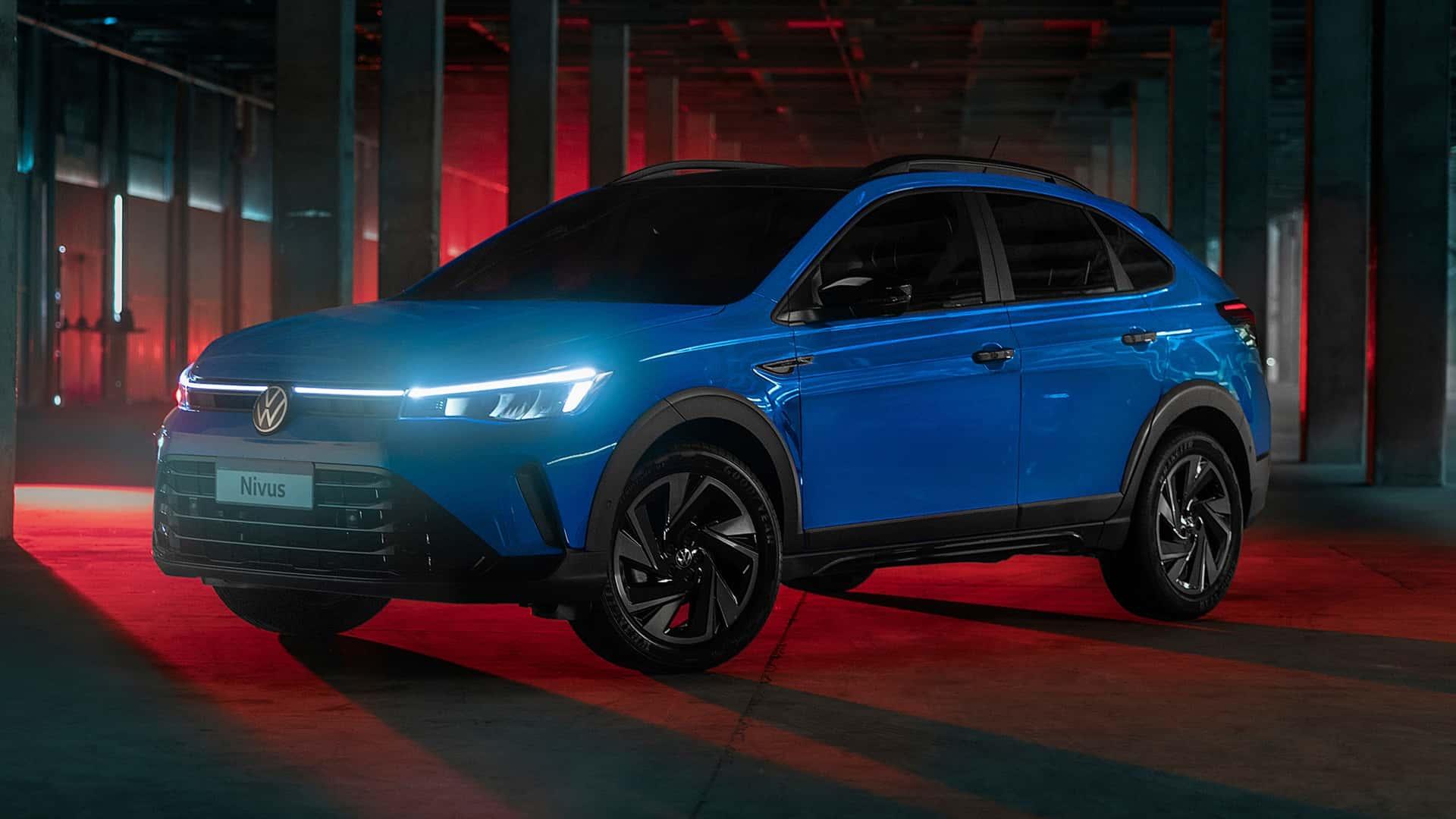 Volkswagen Nivus facelift blauw (2025) zijkant voor schuin garage