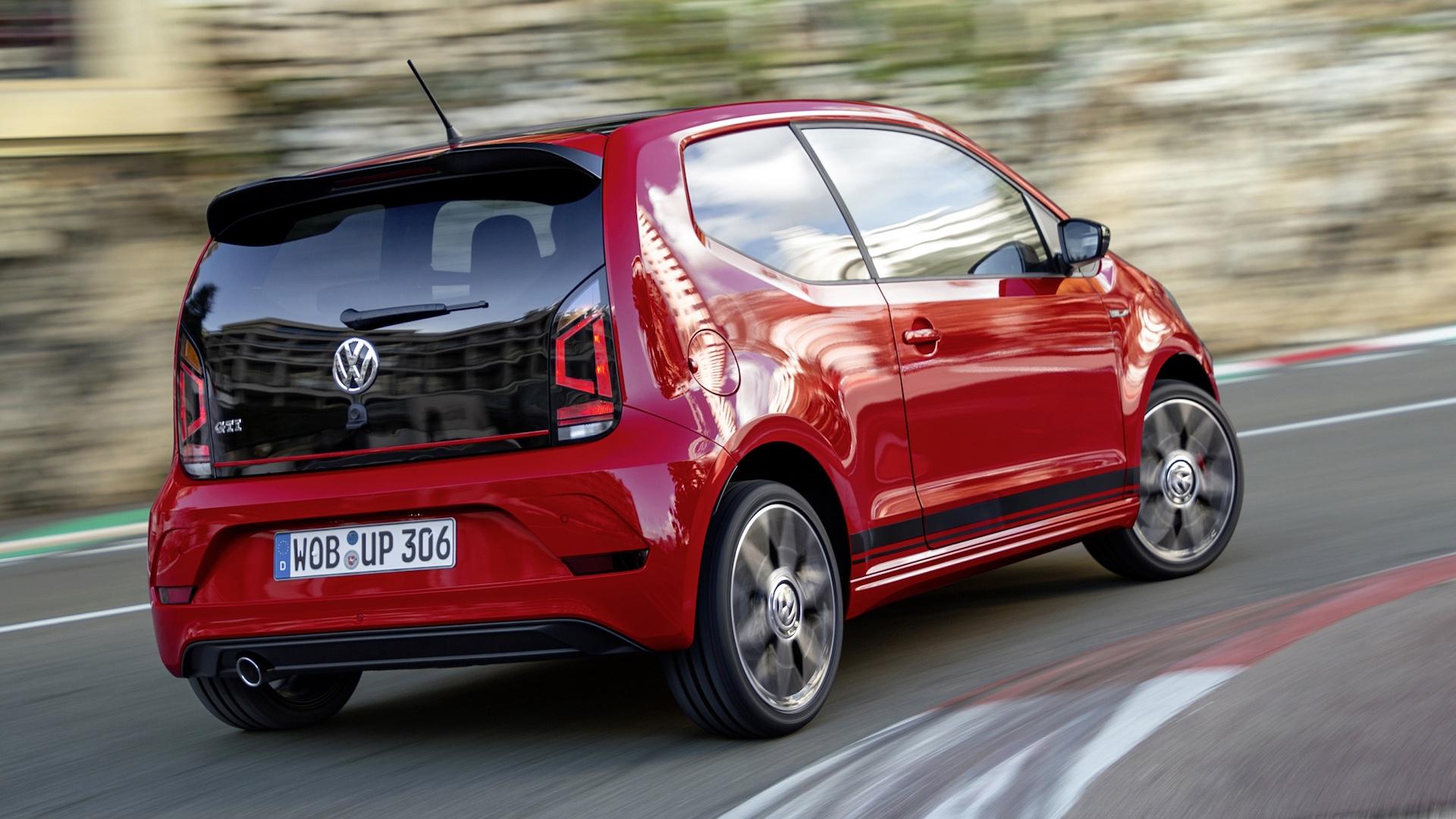 Volkswagen Up GTI rood zijkant achter rechts bocht rijdend