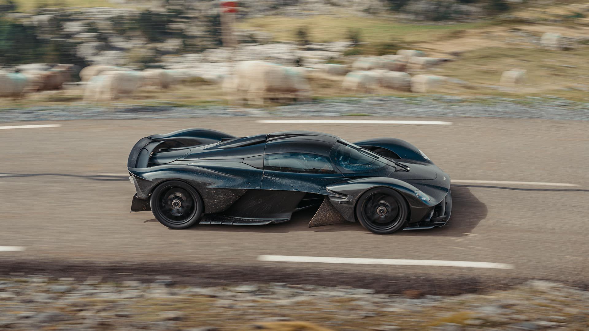 Aston Martin Valkyrie zwart zijkant rechts rijdend weg