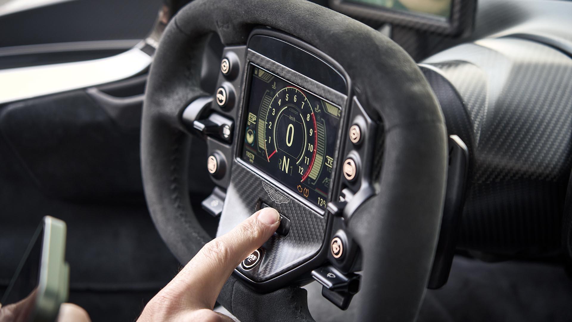 Aston Martin Valkyrie interieur stuurwiel vinder