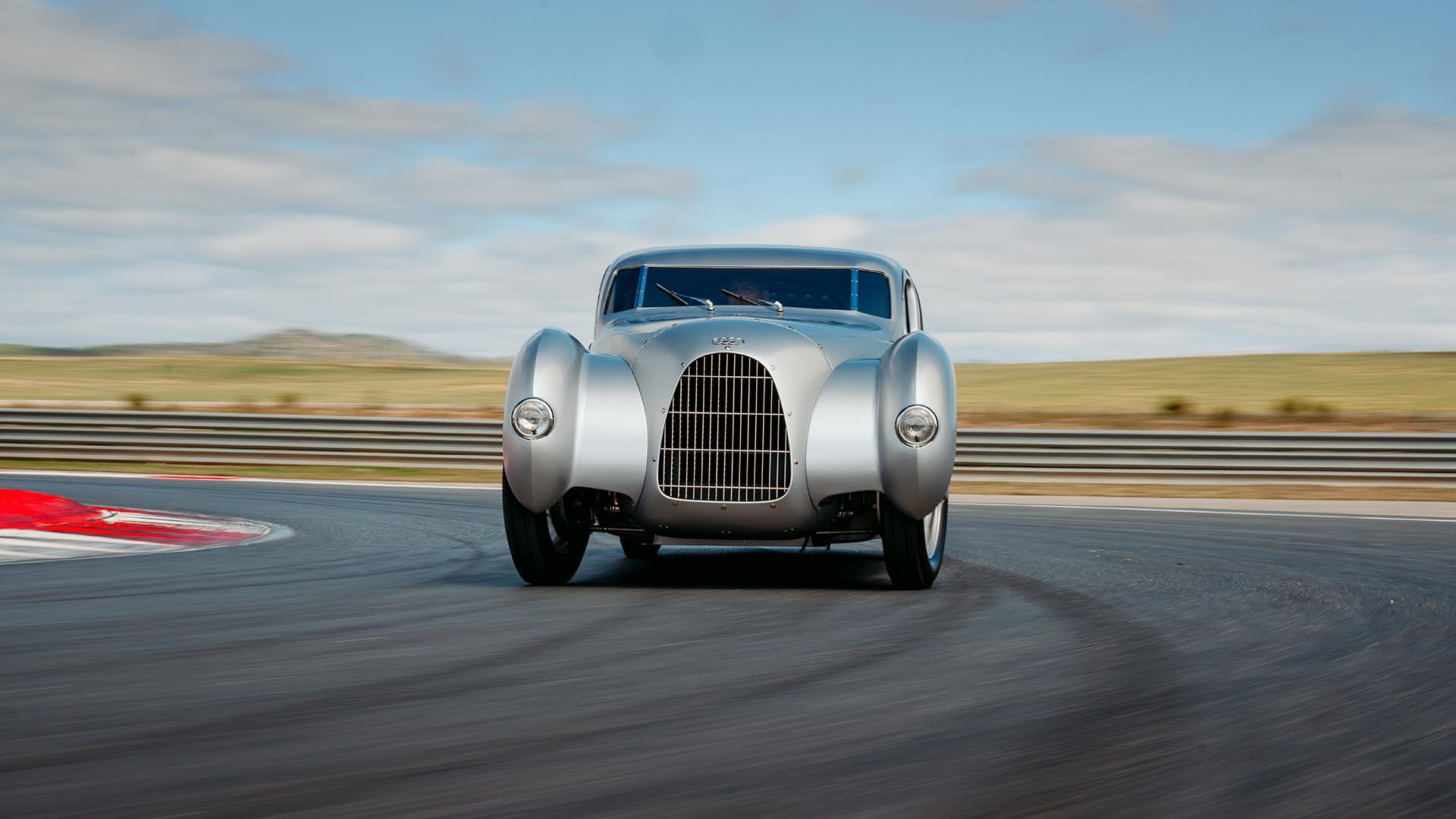 Auto Union Type 52 grijs voorzijde door bocht over circuit kerbstones