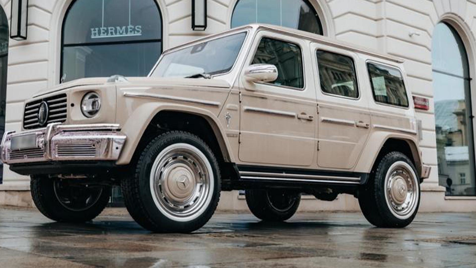 Carlex Vintage Mercedes G-klasse (W463) beige (2025) schuin linksvoor zijkant nat regen hotel Retro Carlex Mercedes G-klasse