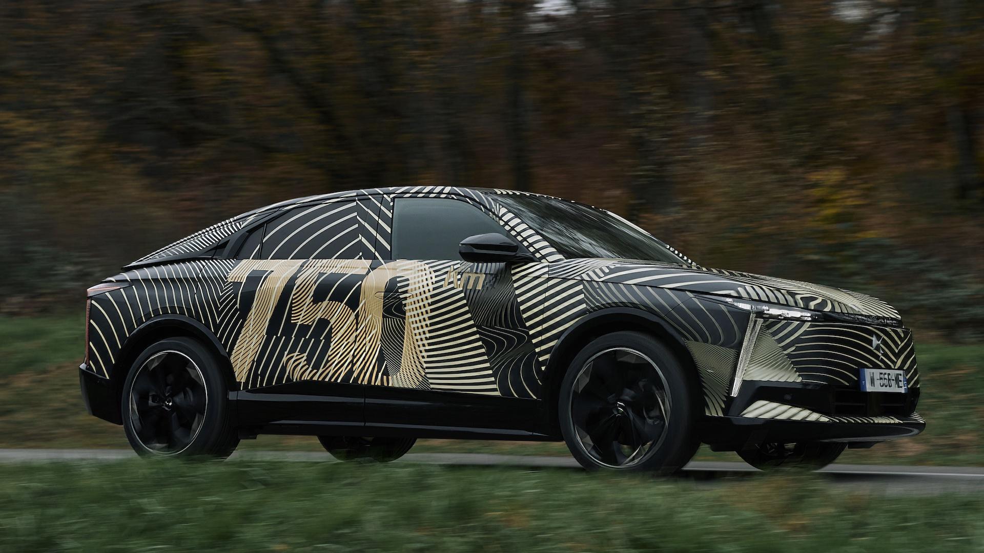 DS Automobiles crossover coupé 750 (2024) camouflagestickers zijkant voor schuin rijdend laag