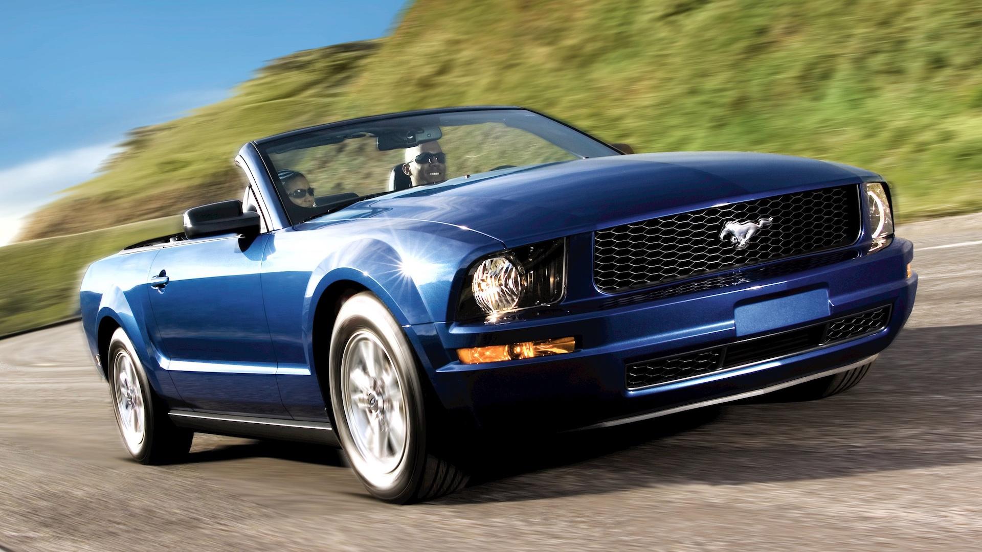 Ford Mustang Convertible (2005) blauw zijkant voor rijdend dak omlaag