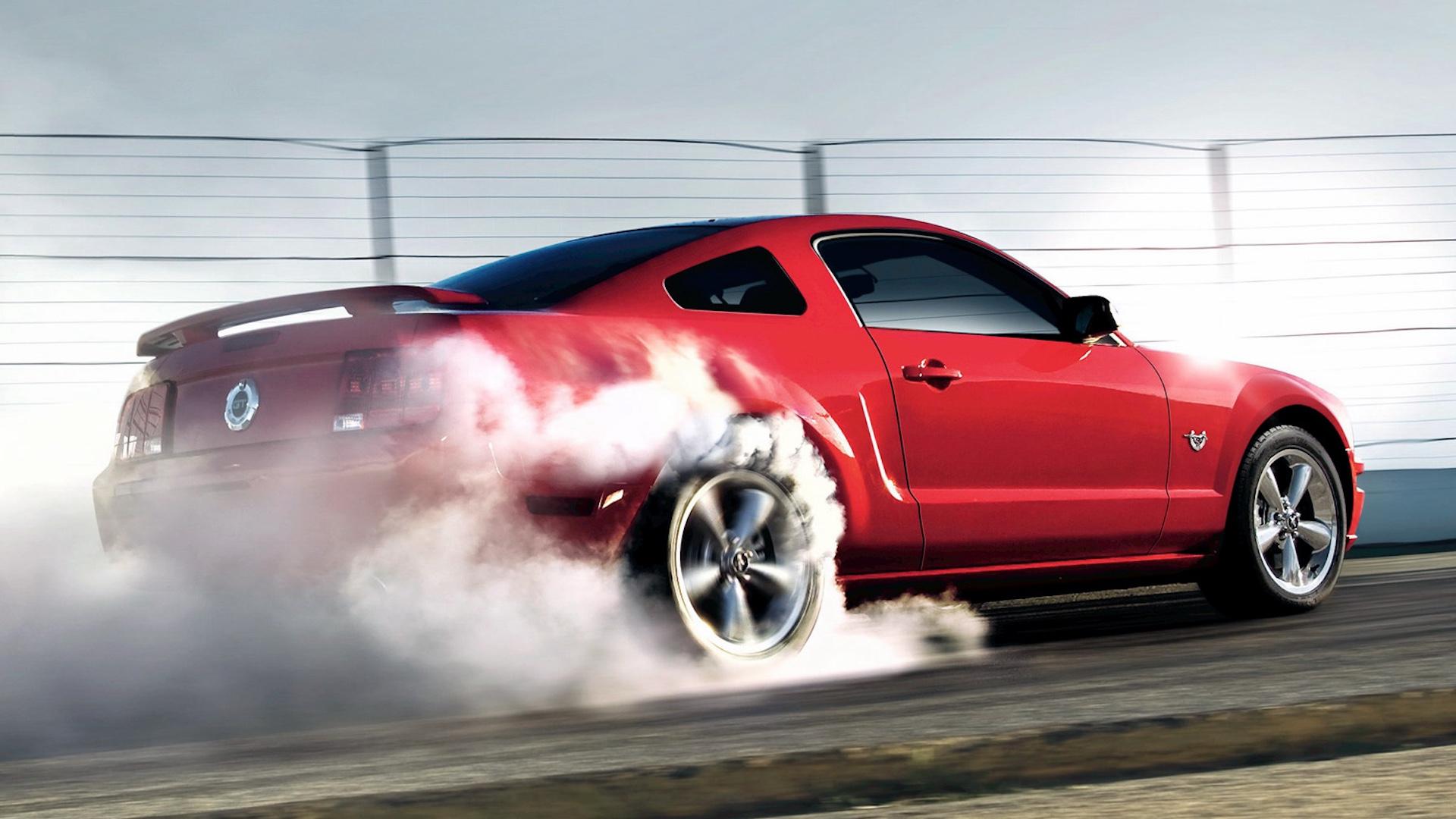 Ford Mustang GT (2008) rood zijkant achter burnout rook