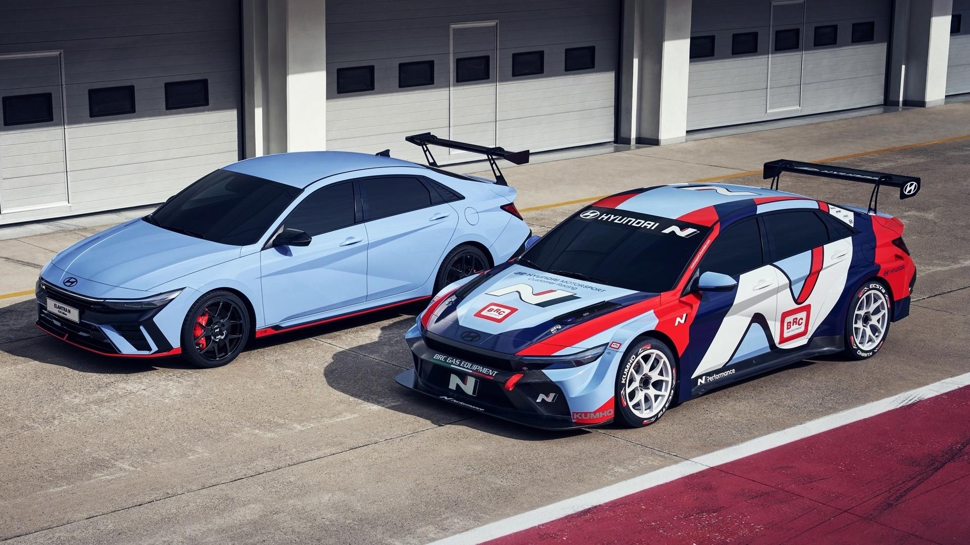 Hyundai Elantra N TCR Edition (CZ7) blauw (2025) zijkant voor pitlane pitbox N-Logo met raceauto