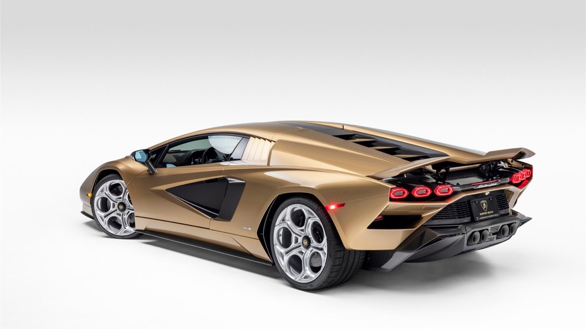 Lamborghini Countach LPI-800 brons (2022) zijkant achter schuin links hoog