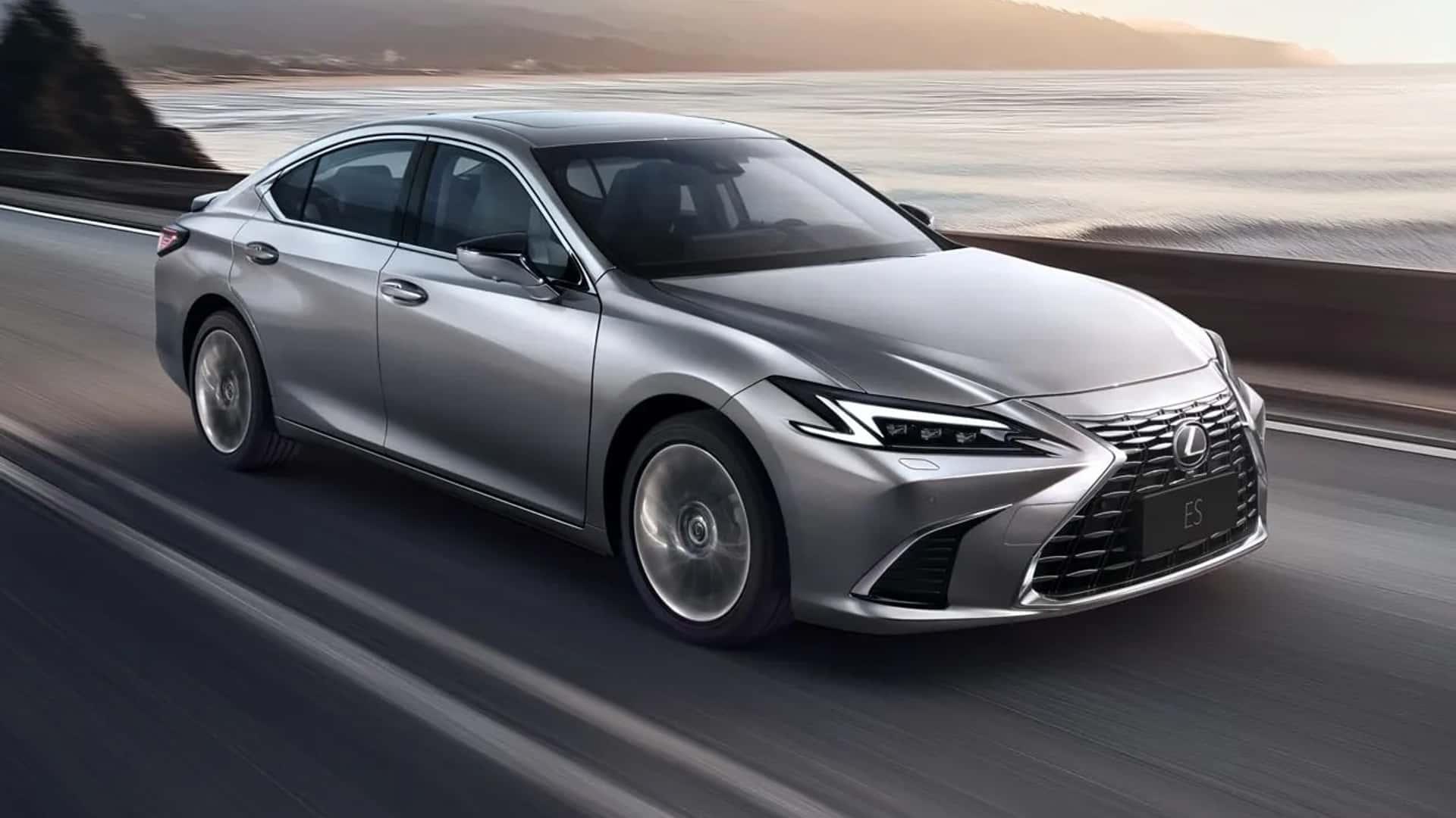 Lexus ES facelift (2025) grijs zijkant voor schuin rijdend