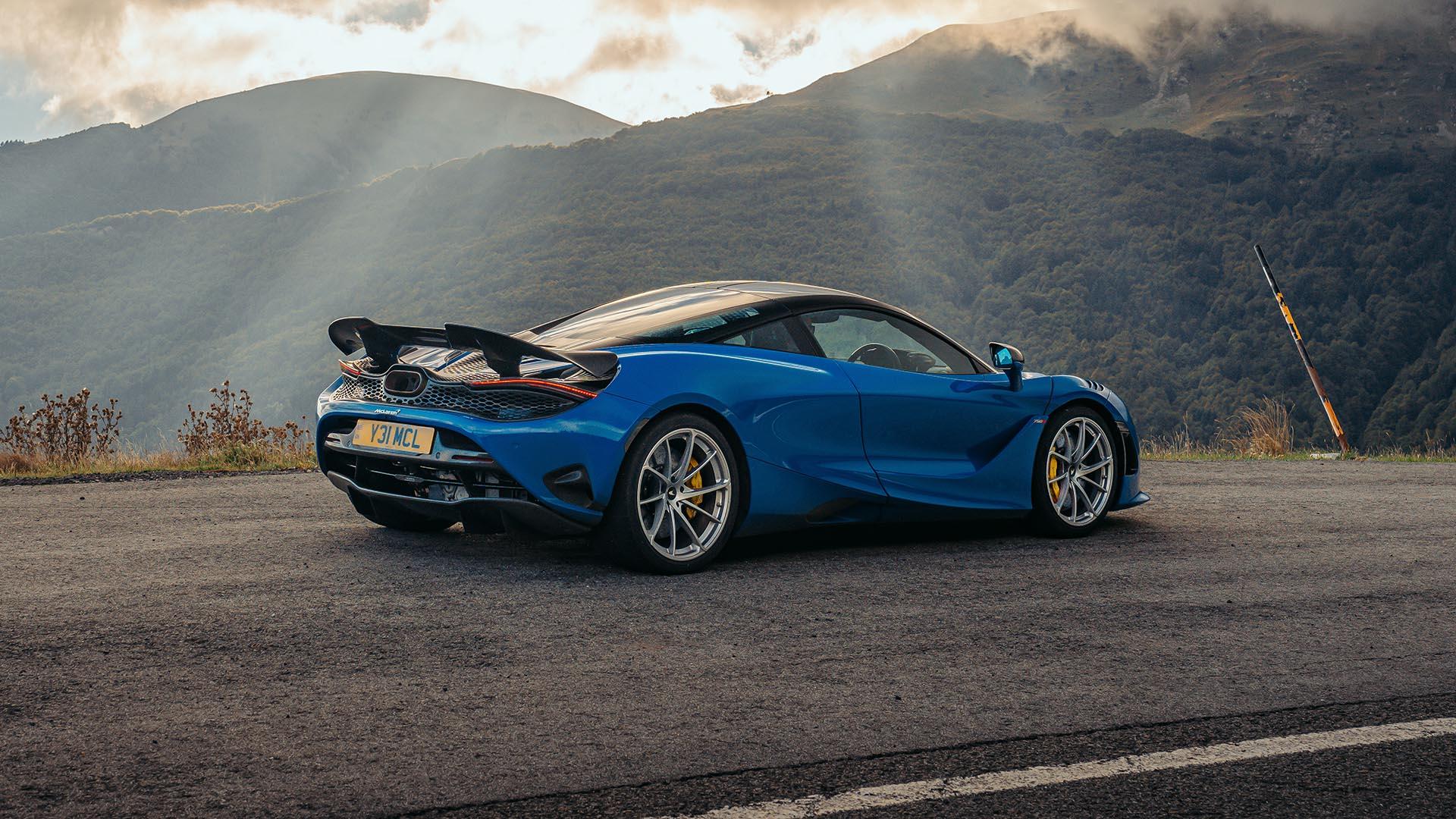 McLaren 750S blauw zijkant rechtsachter schuin stilstaand zonlicht