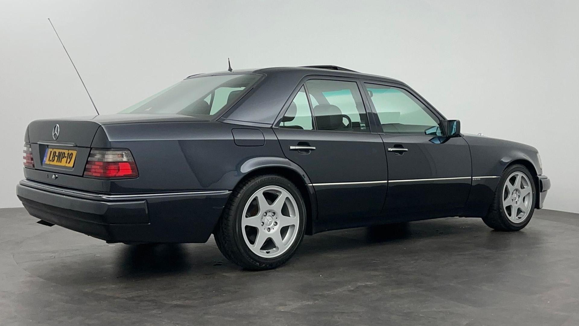 Mercedes 500E Limited (W124) zwart (1995) zijkant achter schuin rechts