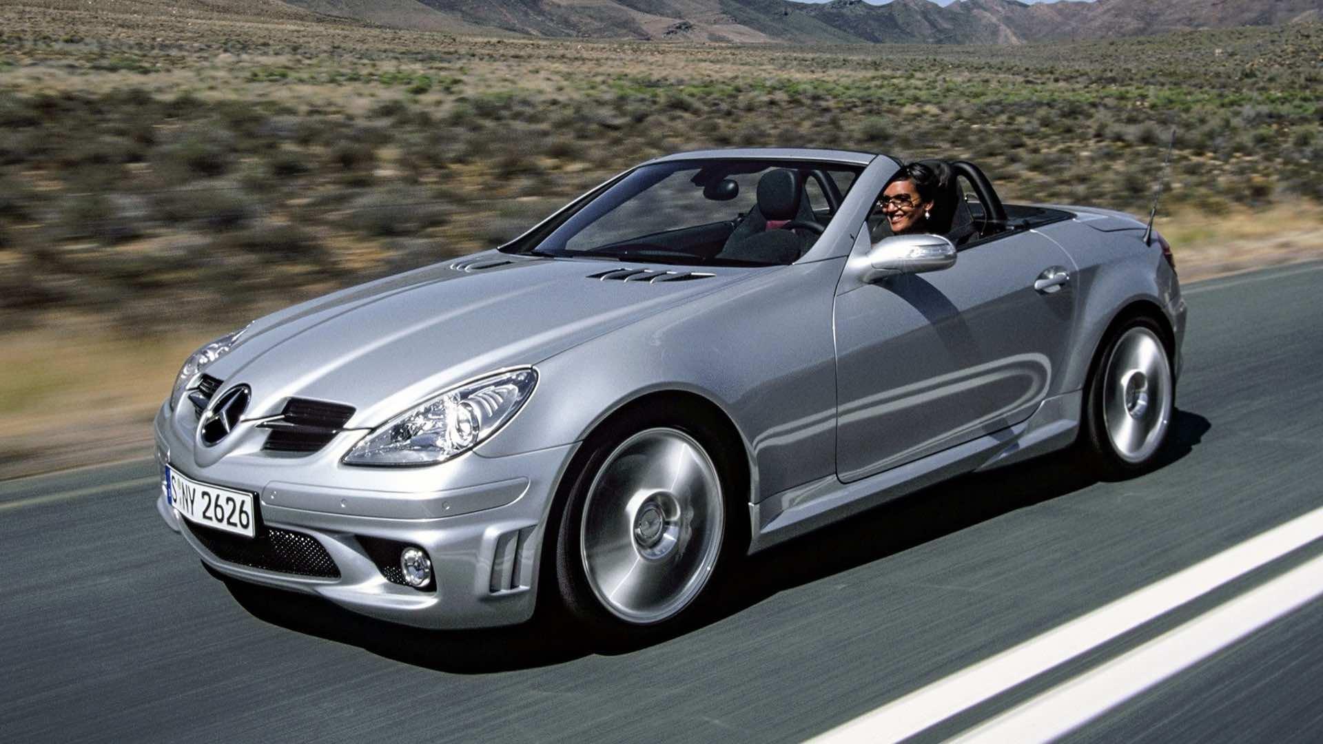 Mercedes SLK 55 AMG (R171) grijs (2004) zijkant linksvoor schuin dak open rijdend op weg