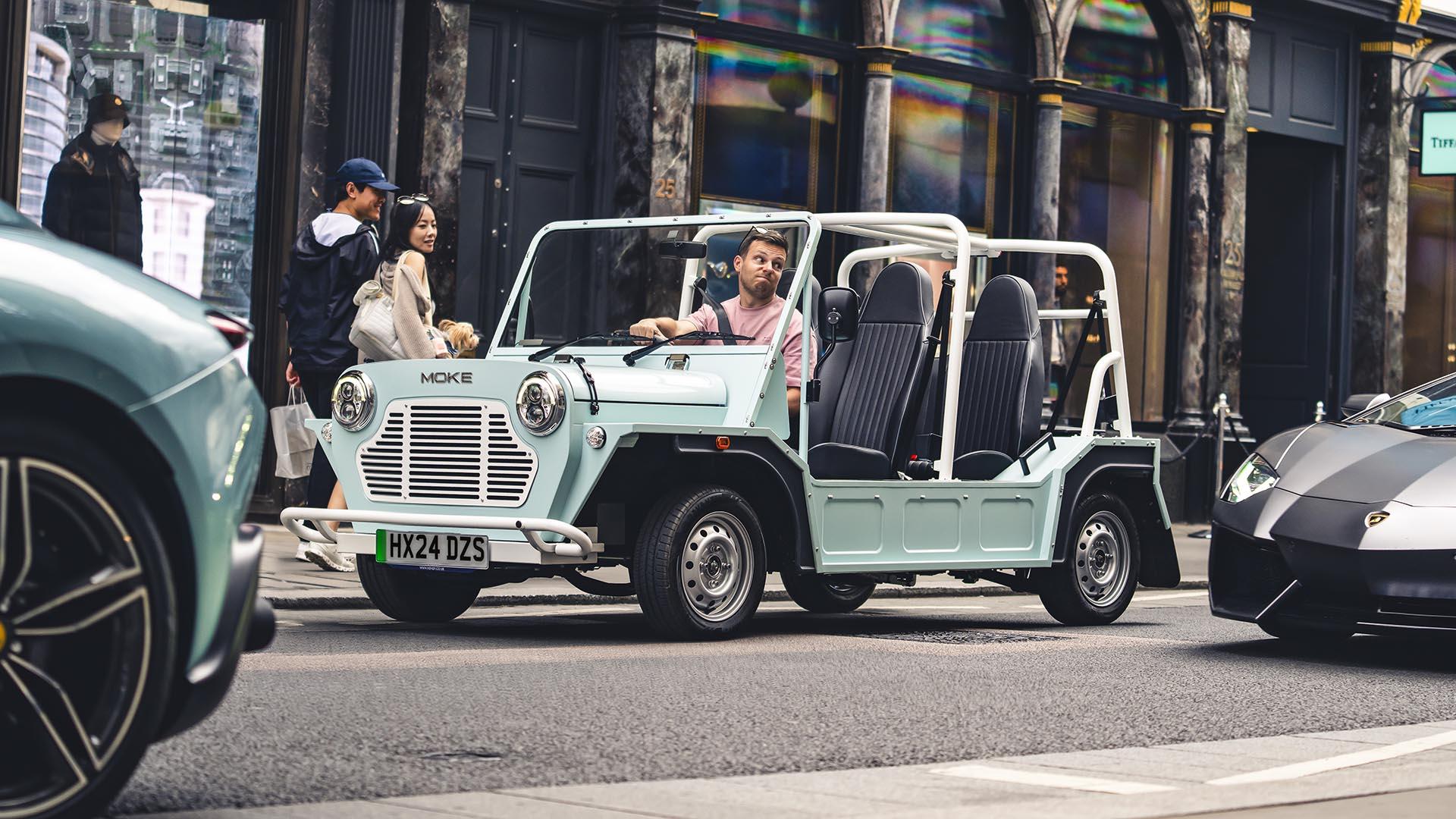 Retro stadsauto's: : Moke International electric Moke groen zijkant linksvoor schuin