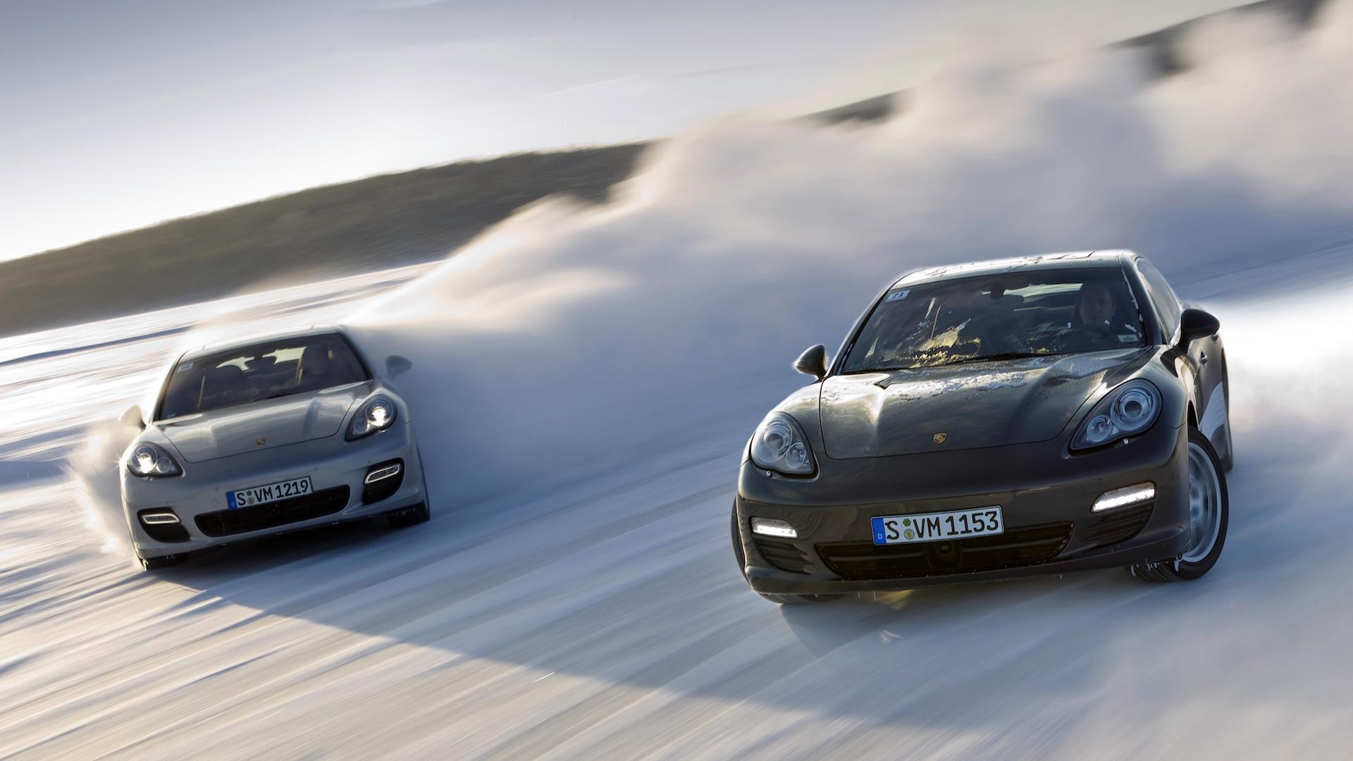 Porsche Panamera driftend in de sneeuw