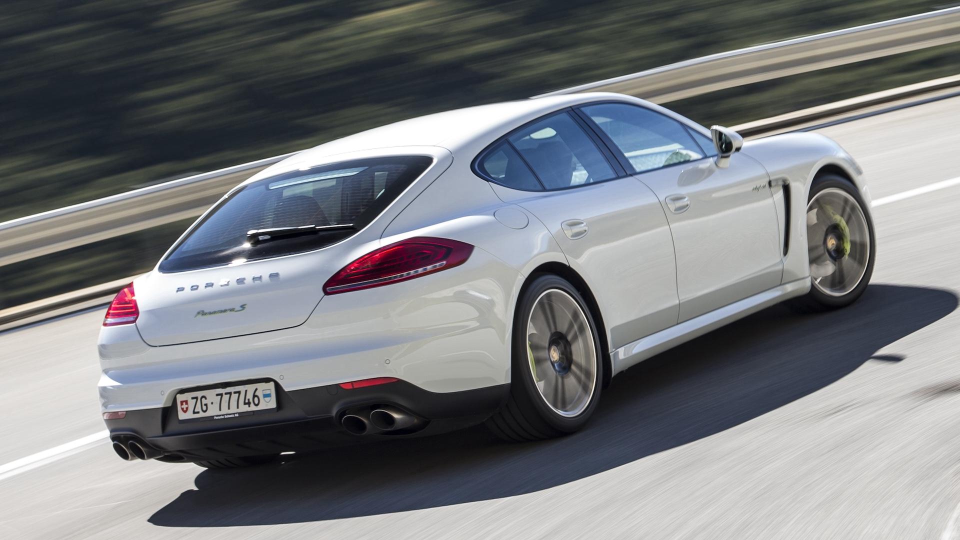 Porsche Panamera S E-Hybrid (970) facelift wit (204) zijkant achter schuin bocht zonlicht