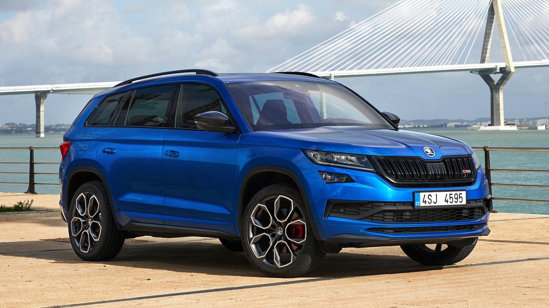 Skoda Kodiaq RS TDI 4x4 (NS) blauw (2019) zijkant voor schuin brug water