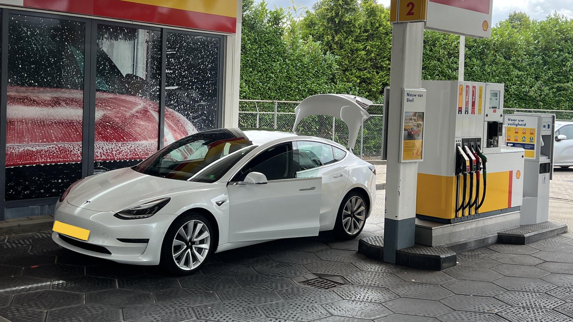 Model 3 in Nederland bij Shell tankstation