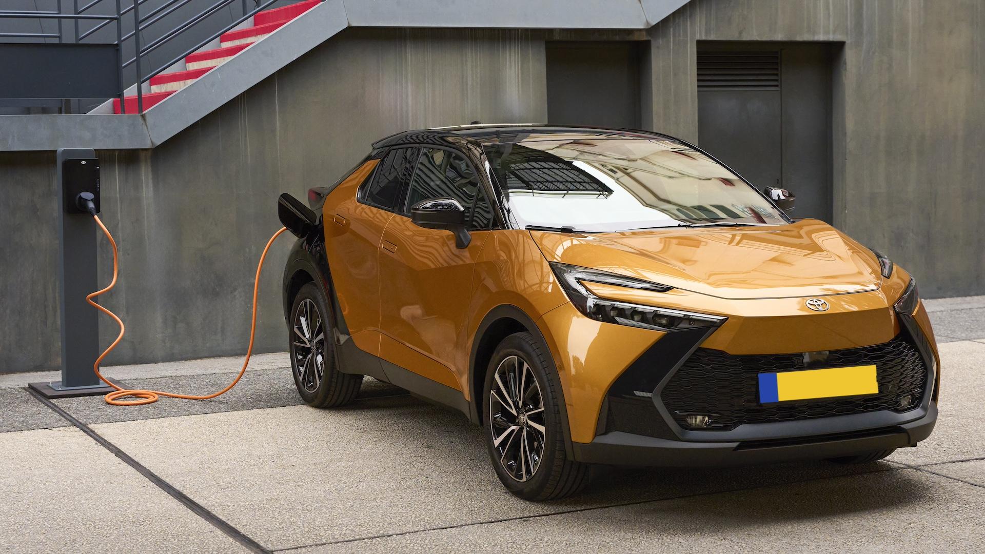 Toyota C-HR PHEV schuin zijkant voor links