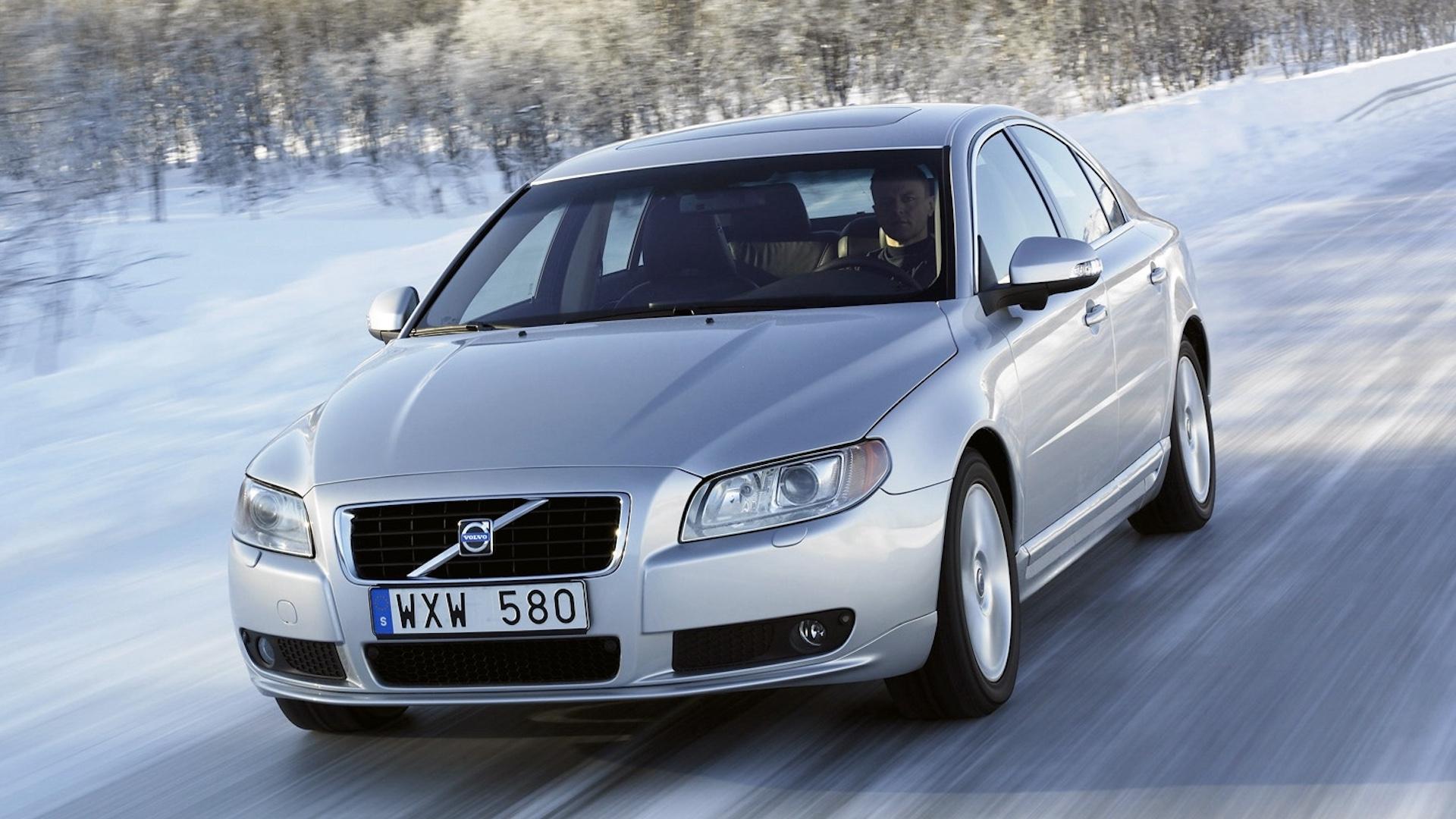 Volvo S80 3.2 AWD zijkant voor schuin sneeuw