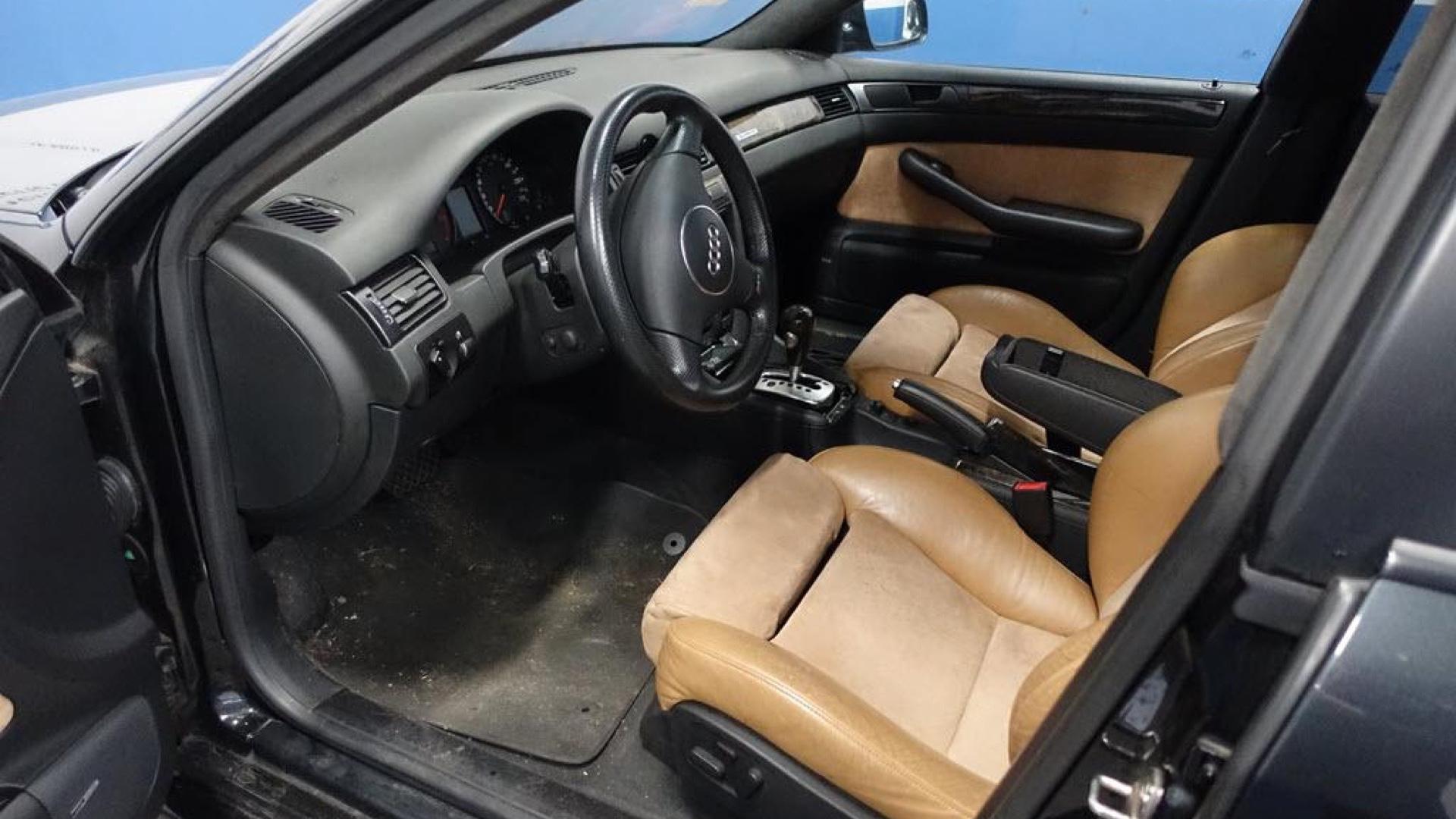 Audi RS 6 Avant (4E, C5) Zwart (2003) Domeinen interieur stoelen