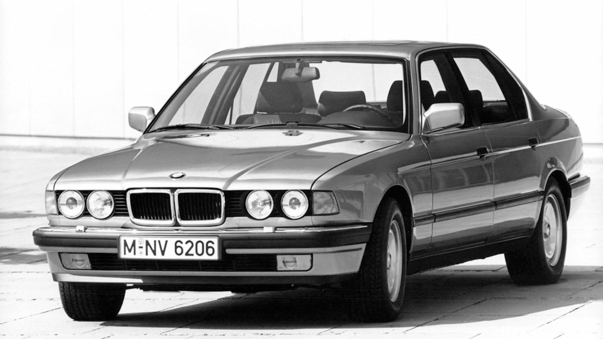 BMW 750i (E32) grijs (1987) zijkant voor schuin links zwart-wit