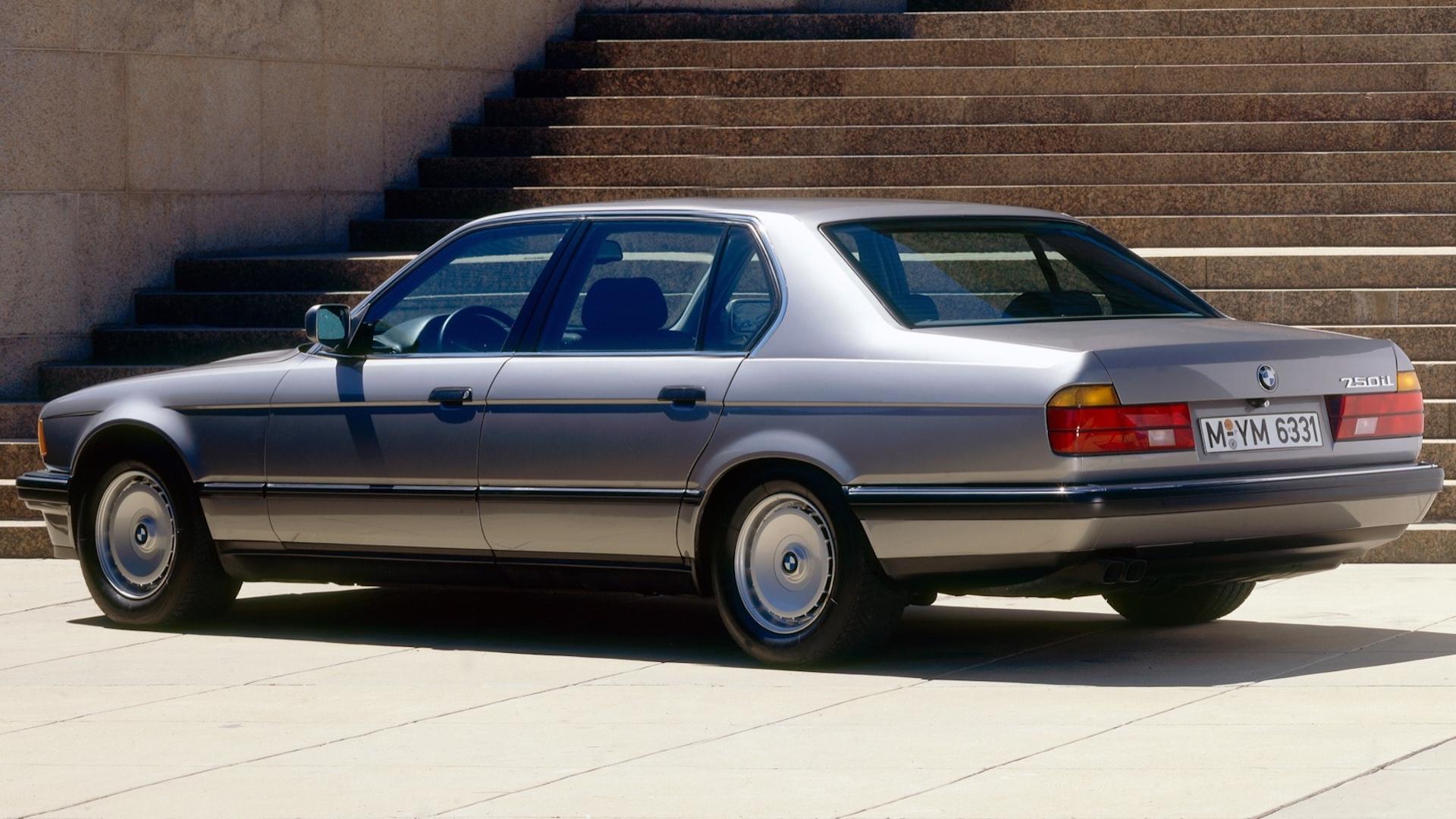 BMW 750li (E32) zilvergrijs (1987) zijkant linksachter schuin