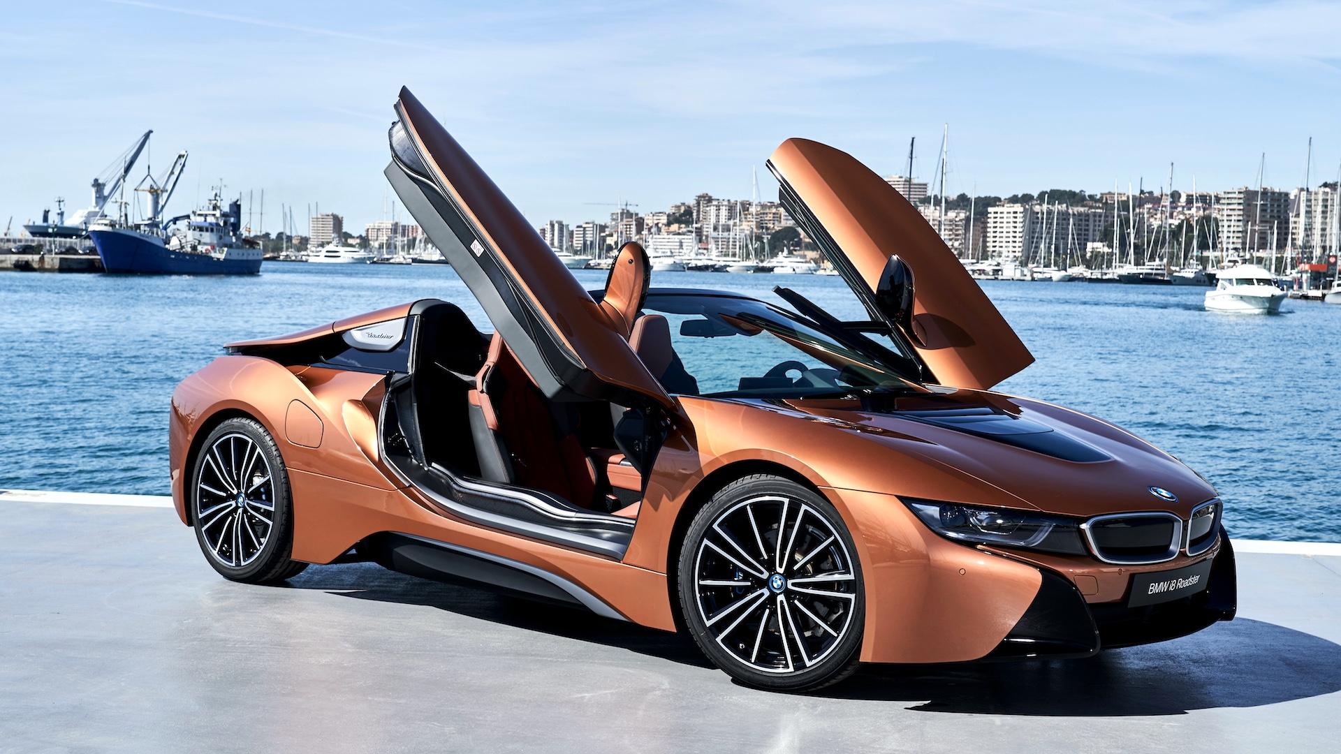 BMW i8 Spyder brons zijkant voor schuin deuren open haven water