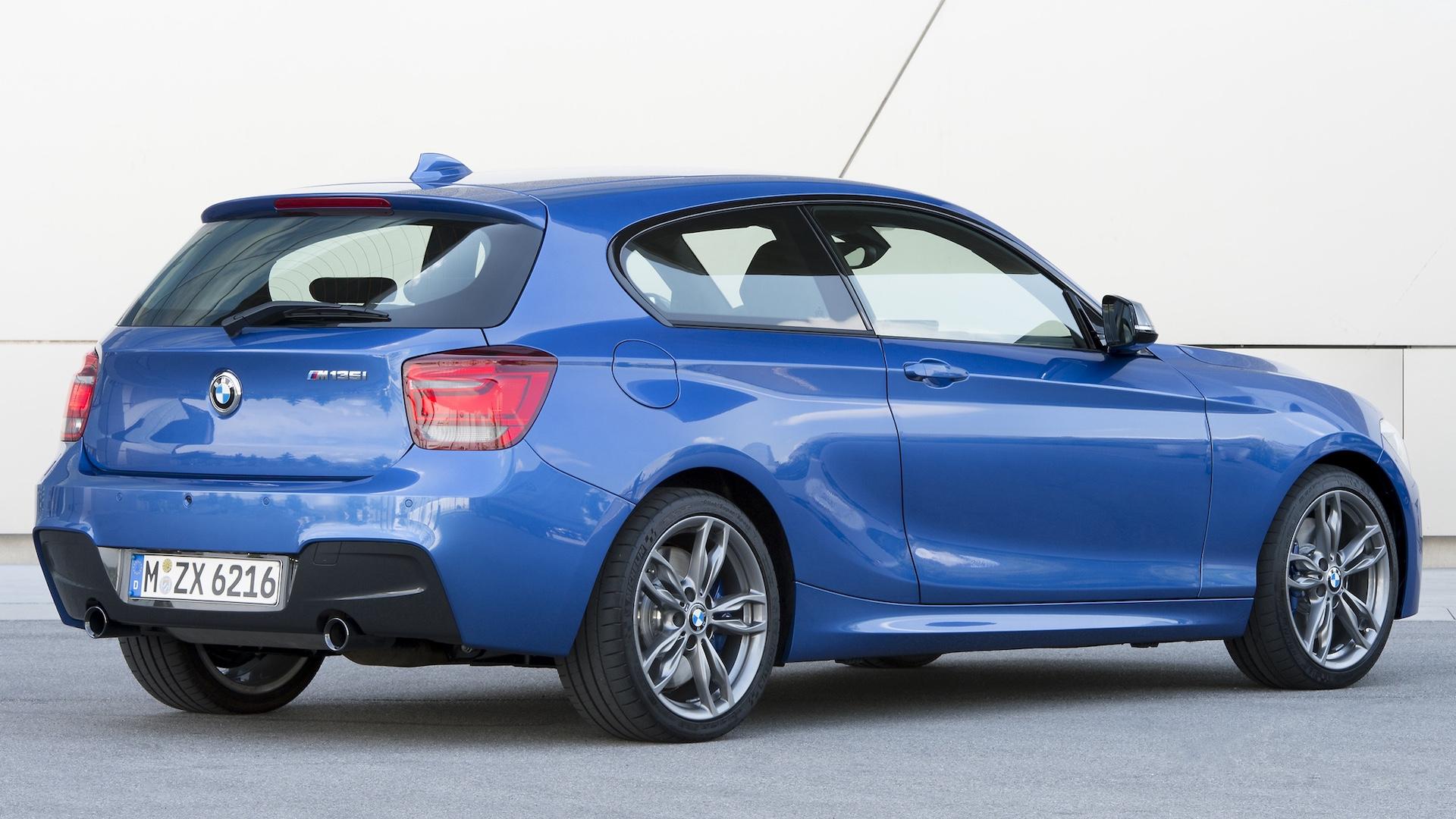 BMW M135i (F21) blauw (2013) zijkant rechts achter schuin