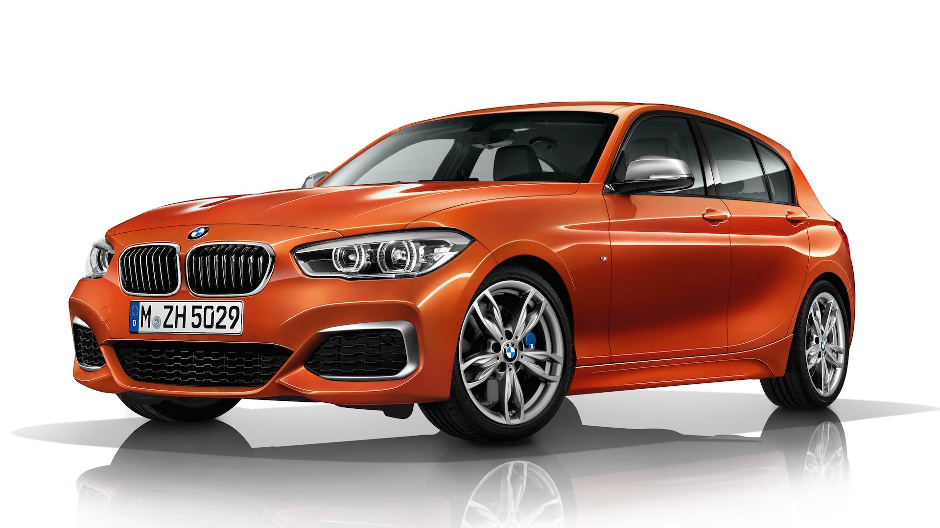 BMW M135i LCI (F20) oranje (2015) zijkant rechts voor schuin studio