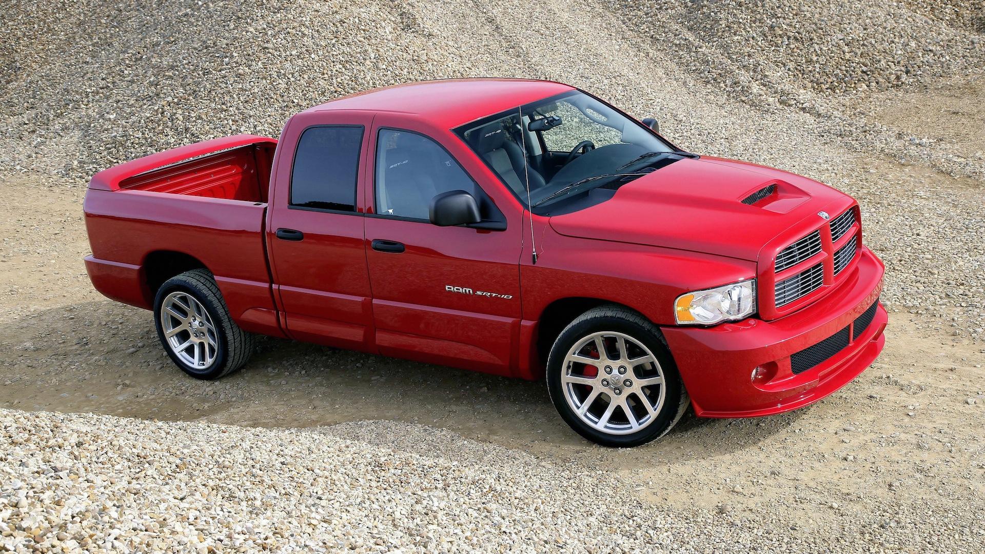 Dodge RAM SRT-10 Quadcab rood (2005) linksvoor schuin stenen