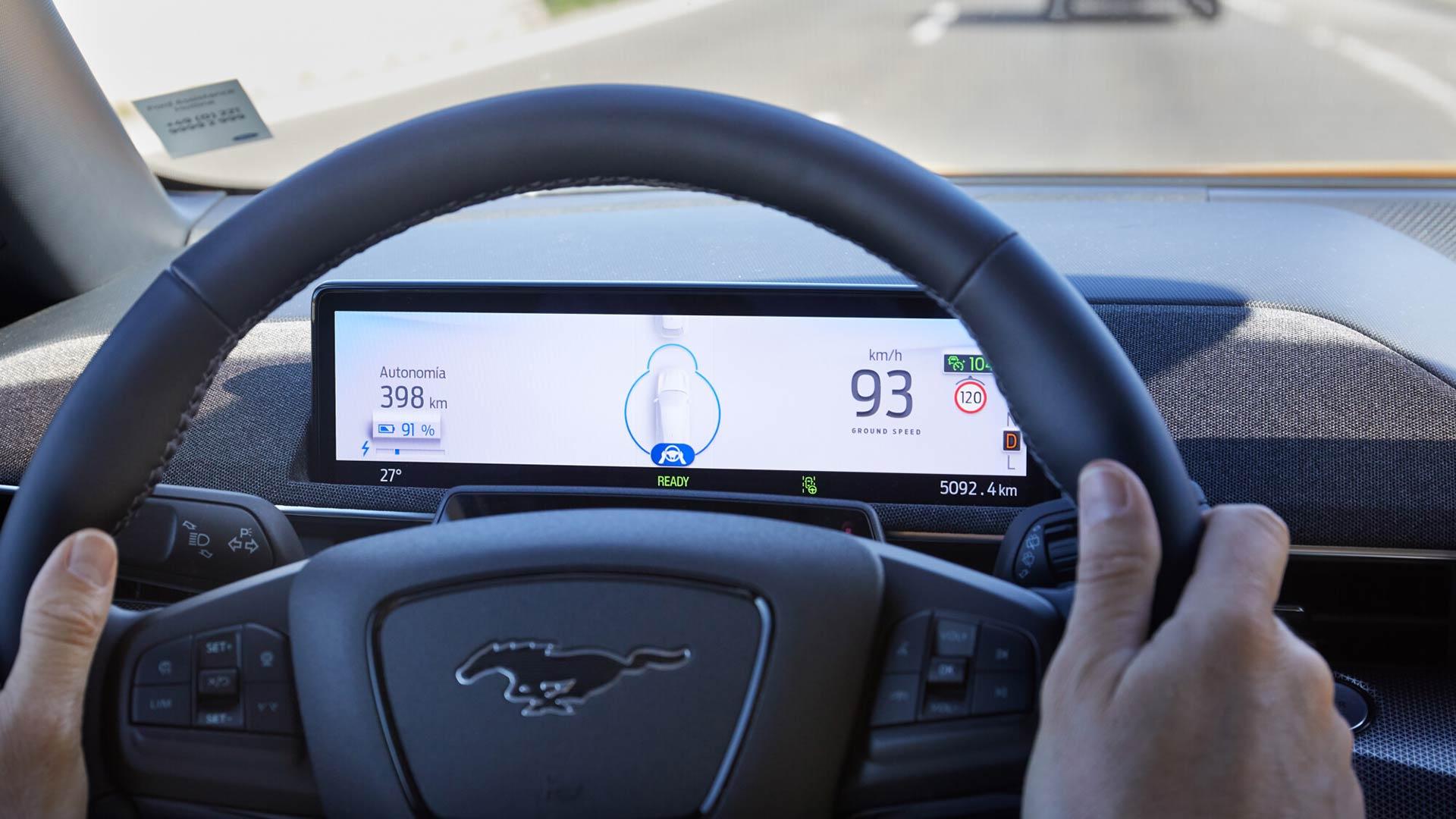 Rijden zonder handen met Ford BlueCruise - dashboard tellerscherm ingezoomd