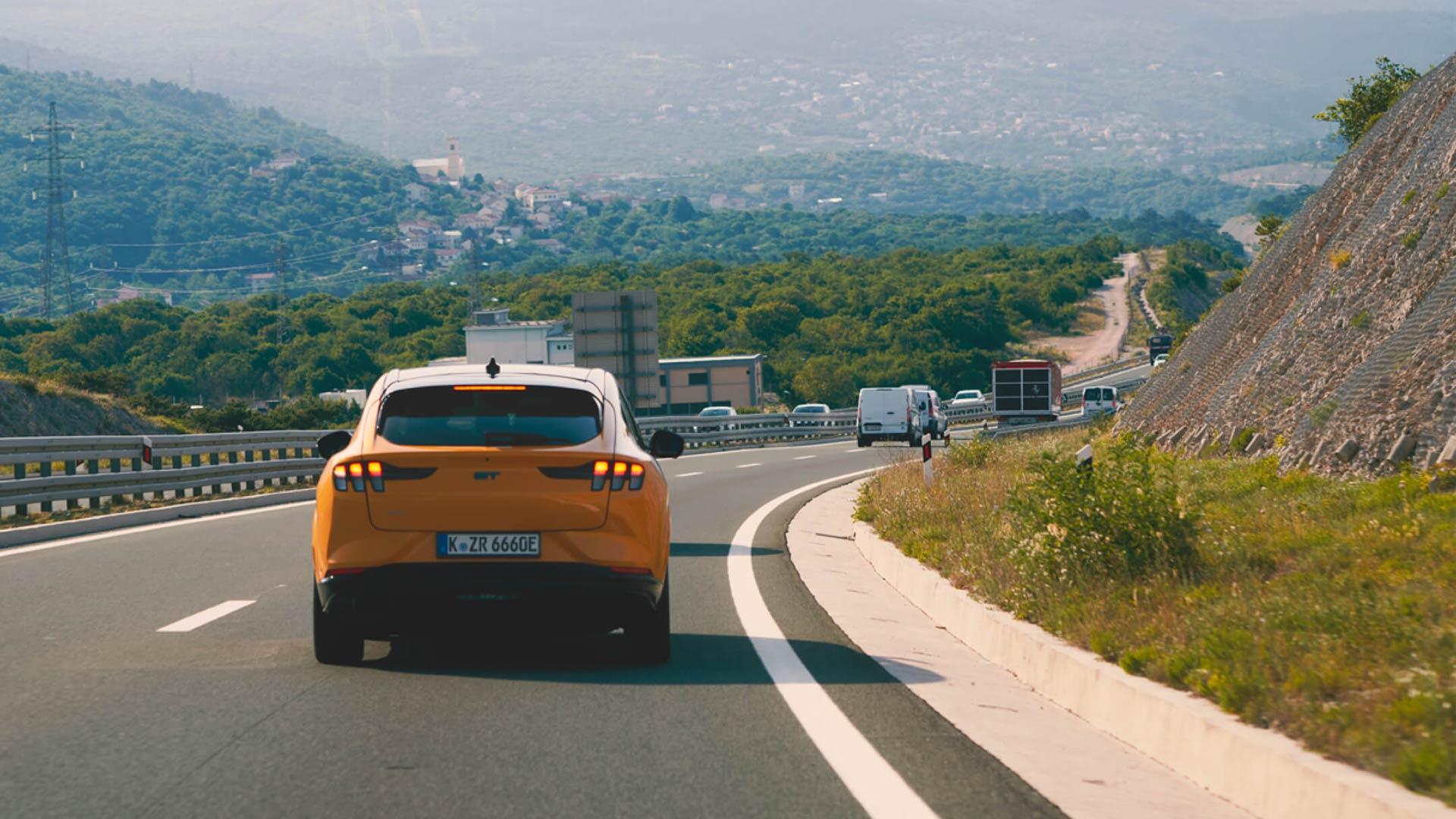 Rijden zonder handen met Ford BlueCruise - Mustang Mach-E op de snelweg